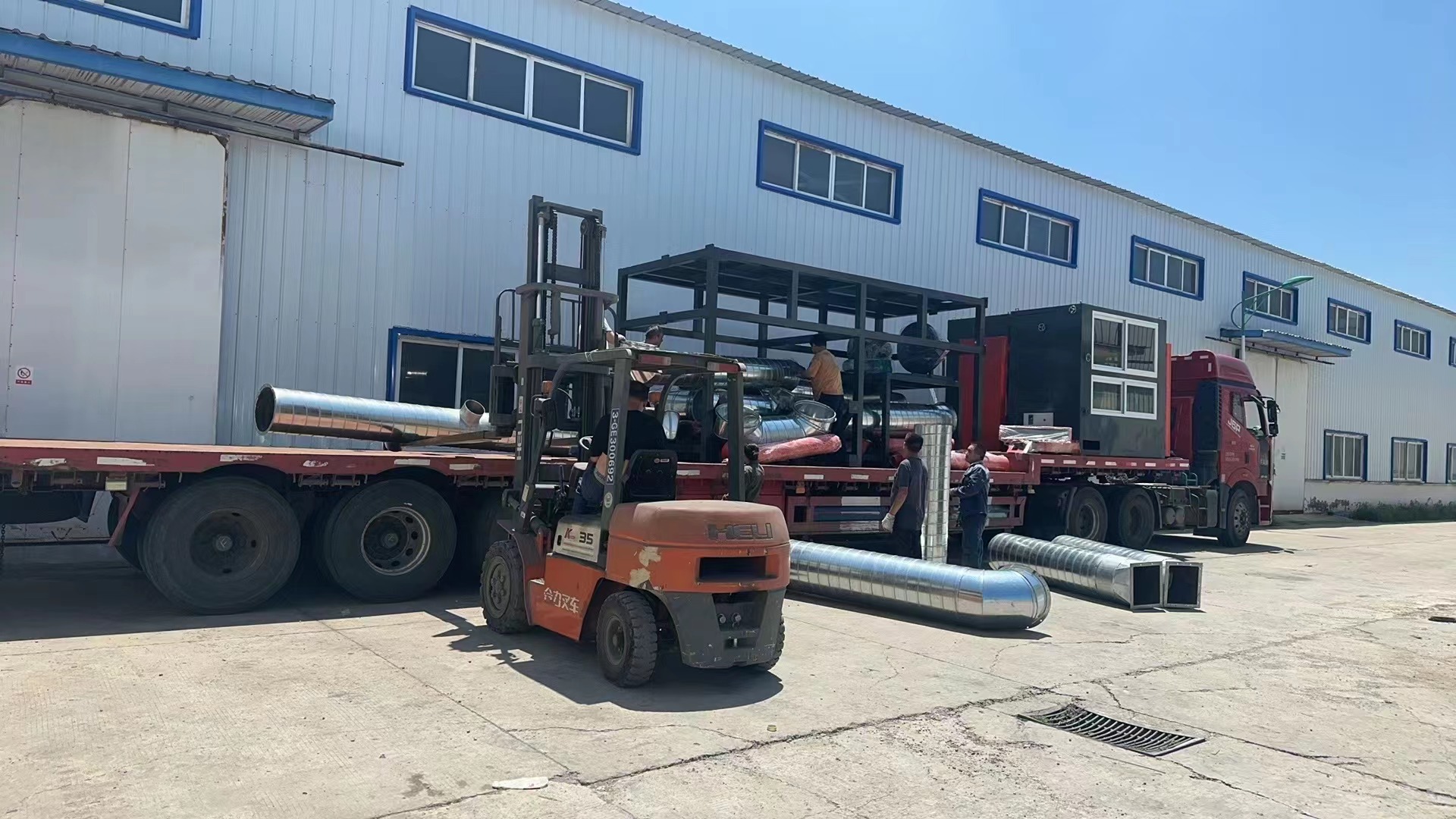 1000型雙軸撕碎機和靜電分選機的發貨現場